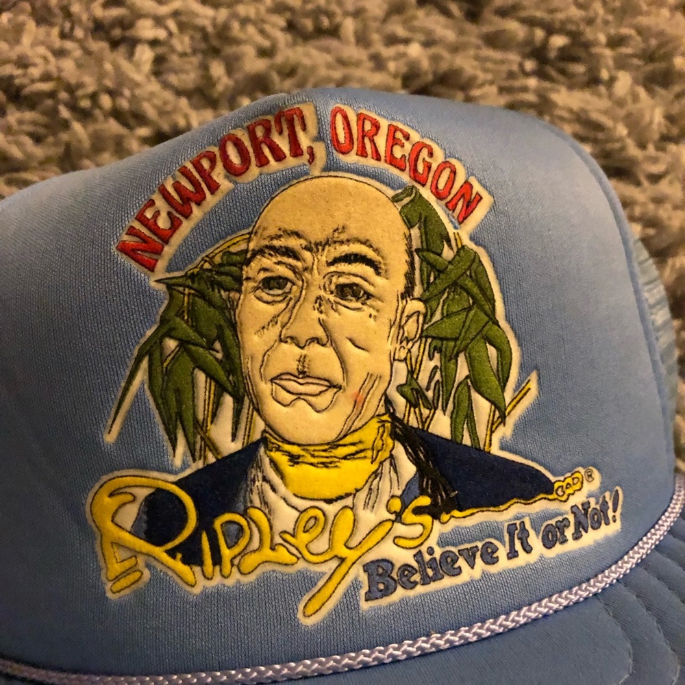 Vintage ripleys Believe it or not trucker hat